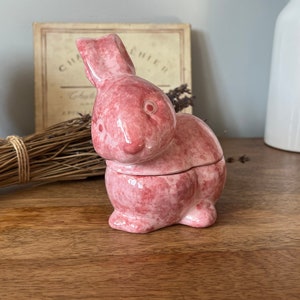 Piatto di caramelle ricoperto di coniglio coniglietto rosa, decorazione pasquale, vintage