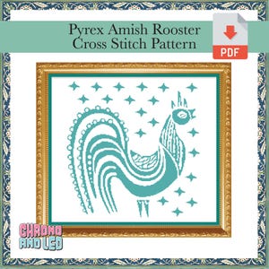Puede incluir: Un patrón de punto de cruz con un gallo turquesa con una cola larga y un fondo con un patrón de estrellas. El patrón se titula "Pyrex Amish Rooster Cross Stitch Pattern".