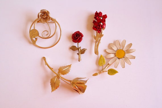 Vintage Flower Brooch Floral Flower Red Roses Moth