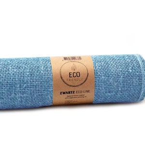 Könnte beinhalten: Eine Rolle hellblaues Jute-Gewebe mit einem braunen Papieretikett. Das Etikett lautet "ECO FRIENDLY" und "ZWARTZ ECO-LINE". Der Stoff besteht aus Naturfasern, die mit Pflanzenöl behandelt wurden.