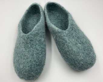 Filzhausschuhe - Clogs -  Farbe Meeresgrün - gestrickte Hausschuhe in mehreren Größen