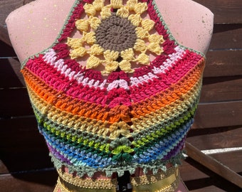 Licou artisanal au crochet tournesol arc-en-ciel, haut court de style bohème, essentiel du festival d'été, excellent cadeau pour les créateurs de mode ~ taille XS/S