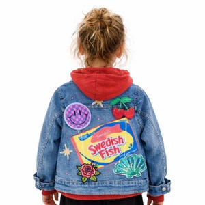 Jaqueta jeans infantil com estampa de balas de goma em formato de peixe vermelho – Jaqueta jeans personalizada com patches – Presente exclusivo para meninas – Jaqueta infantil estilosa