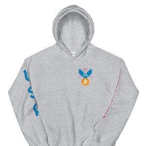 Puede incluir: Sudadera con capucha gris con un águila azul que sostiene un símbolo de Bitcoin con el texto "USA" en él. El águila está rodeada por el texto "Giving Freedom To The People" y "Liberty, Justice, Bitcoin". La manga izquierda tiene el texto "USA" en azul. La manga derecha tiene una línea discontinua roja.