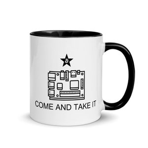 Puede incluir: Taza de cerámica blanca con borde y asa negros. La taza presenta una ilustración en blanco y negro de una placa de circuito con una estrella y la letra "B" en el centro. El texto "COME AND TAKE IT" está impreso debajo de la ilustración.