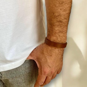 Elegante, slanke, verstelbare leren armband voor heren in cognacbruin, aanpasbaar