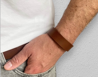 Herrenarmband aus robustem Premium-Leder in Cognacbraun, personalisierbar, perfekt als Geschenk