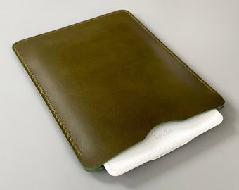 E-reader and tablet leather sleeve in olive green, available for Kindle, Tolino, Kobo and PocketBook devices and for smaller tablets