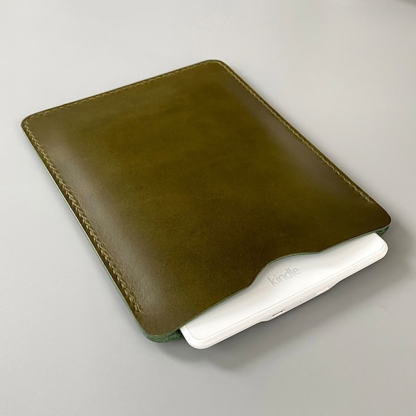 E-reader and tablet leather sleeve in olive green, available for Kindle, Tolino, Kobo and PocketBook devices and for smaller tablets