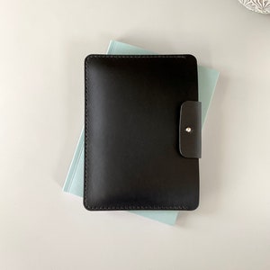 Schwarze E-Reader Tasche aus Leder für Kindle-, Tolino-,Kobo- und PocketBook E-Readern.