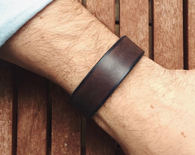 Robust rustic leather bracelet for men in dark brown, personalizable