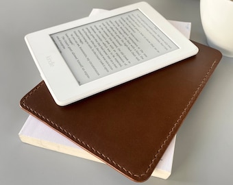 E-reader leather case in dark brown, available for Kindle, Tolino, Kobo and PocketBook e-book readers and for smaller tablets, customizable