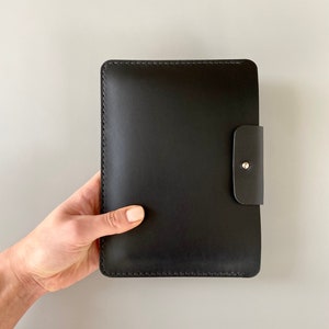 E-Reader und Tablet-Tasche aus Leder in Schwarz für Kindle, Tolino, Kobo, PocketBook und Onyx Boox Geräte sowie für kleinere Tablets Bild 1