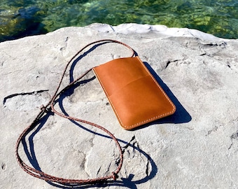 Leather smartphone crossbody bag in cognac brown for all smartphones