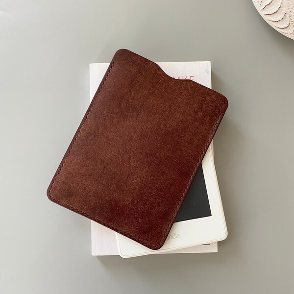 E-book reader case made of leather in dark brown with a rustic look for Kindle, Tolino, Kobo and PocketBook e-readers