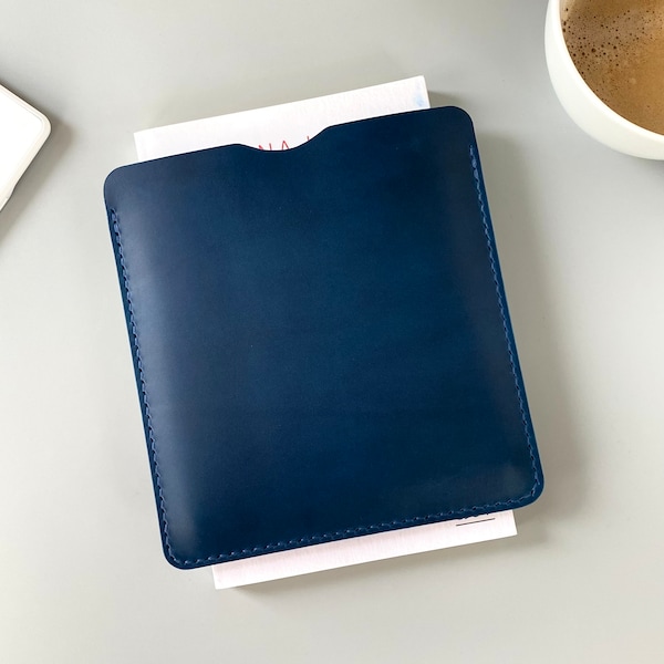 E-reader leather sleeve in blue, available for Kindle, Tolino, Kobo and PocketBook e-book readers and for smaller tablets, customizable