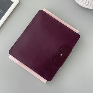 E-Reader und Tablet-Tasche aus Leder in Lila für Kindle, Tolino, Kobo, PocketBook, reMarkable und Onyx Boox Geräte und für kleinere Tablets Bild 2