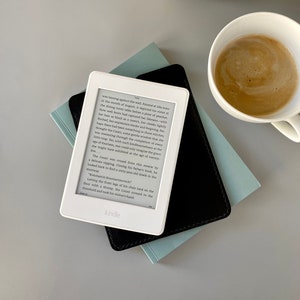 E-Reader und Tablet-Lederhülle in Schwarz, erhältlich für Kindle, Tolino, Kobo und PocketBook Geräte sowie für kleinere Tablets, mit Namen Bild 4