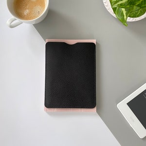 Elegante E-Reader und Tablet-Lederhülle in Schwarz für Kindle, Tolino, Kobo und PocketBook-Geräte sowie für kleinere Tablets Bild 1