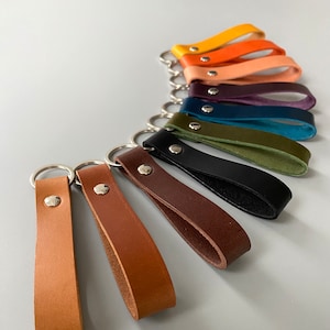 Porte-clés en cuir personnalisé disponible en plusieurs couleurs, parfait comme cadeau