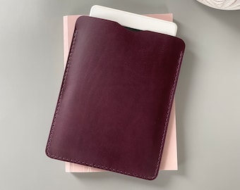 High-quality leather sleeve in purple for Kindle, Tolino, Kobo and PocketBook e-book readers