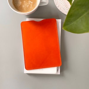 E-Reader-Lederhülle in Orange, erhältlich für Kindle, Tolino, Kobo und PocketBook E-Readern sowie für kleinere Tablets, personalisierbar Bild 1