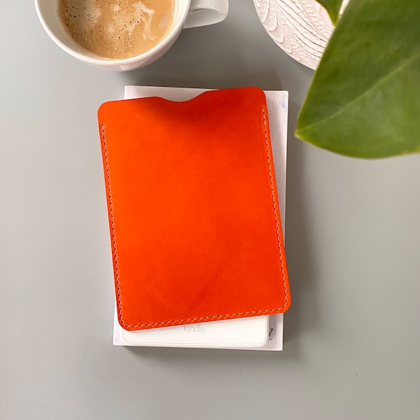 E-Reader-Lederhülle in Orange, erhältlich für Kindle, Tolino, Kobo und PocketBook E-Readern sowie für kleinere Tablets, personalisierbar