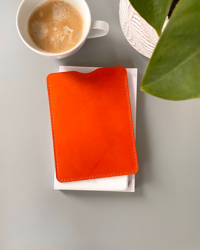 E-Reader-Lederhülle in Orange, erhältlich für Kindle, Tolino, Kobo und PocketBook E-Readern sowie für kleinere Tablets, personalisierbar Bild 1