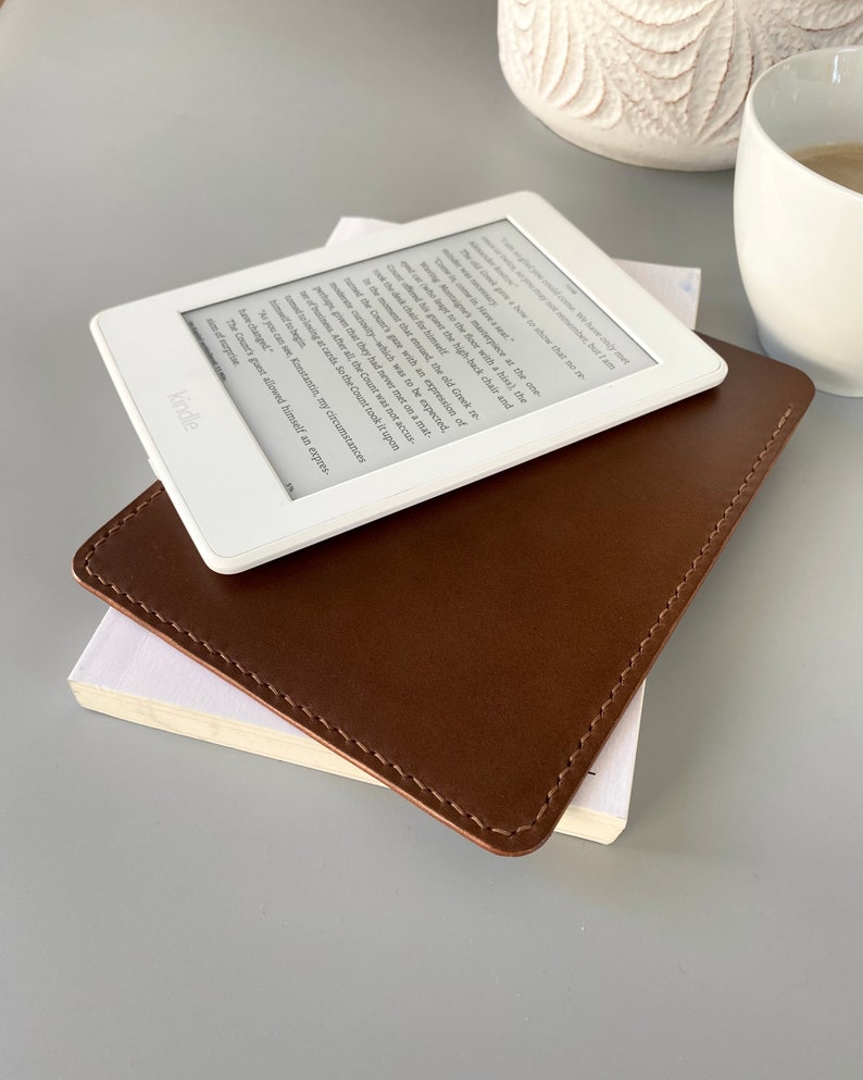 E-Reader-Lederhülle in Dunkelbraun, erhältlich für Kindle, Tolino, Kobo und PocketBook E-Readern sowie für kleinere Tablets, personalisiert Bild 1