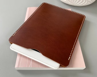 E-reader leather case in chestnut brown, for Kindle, Tolino, Kobo and PocketBook e-book readers and for smaller tablets, customizable