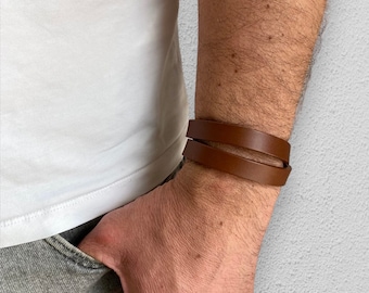 Doppelt gewickeltes, größenverstellbares Herrenarmband in Mittelbraun aus robustem Premium-Leder, personalisierbar