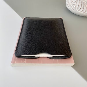 Elegante E-Reader und Tablet-Lederhülle in Schwarz für Kindle, Tolino, Kobo und PocketBook-Geräte sowie für kleinere Tablets Bild 3