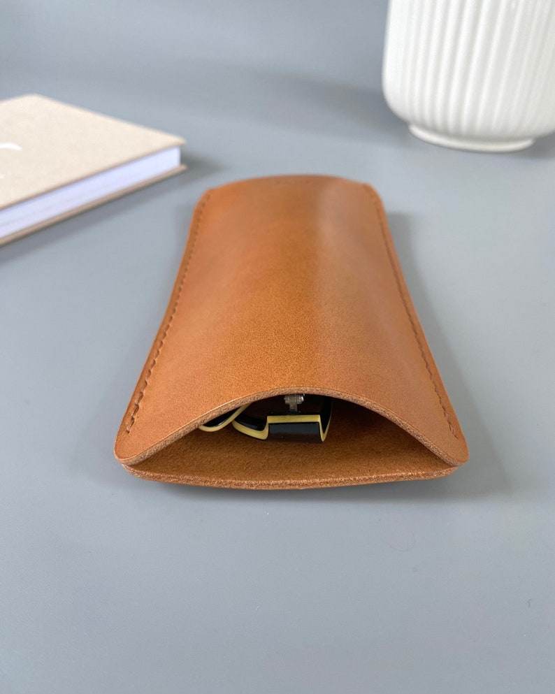 Etui à lunettes en cuir massif avec ou sans dragonne à accrocher autour du cou, en plusieurs coloris, personnalisable avec initiales ou prénom Light brown