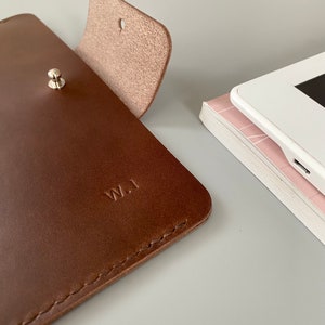 E-Reader und Tablet-Tasche aus Leder in Dunkelbraun für Kindle, Tolino, Kobo, PocketBook und Onyx Boox Geräte sowie für kleinere Tablets Bild 5