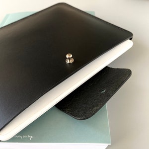 E-Reader und Tablet-Tasche aus Leder in Schwarz für Kindle, Tolino, Kobo, PocketBook und Onyx Boox Geräte sowie für kleinere Tablets Bild 3