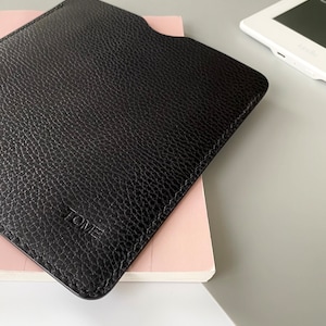 Elegante E-Reader und Tablet-Lederhülle in Schwarz für Kindle, Tolino, Kobo und PocketBook-Geräte sowie für kleinere Tablets Bild 10