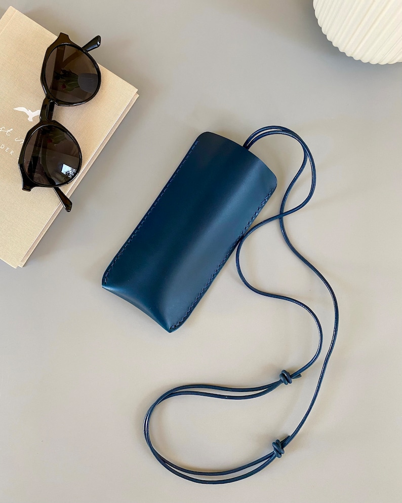 Solides Brillenetui aus Leder mit oder ohne Riemen zum Umhängen, in mehreren Farben, personalisierbar mit Initialen oder mit Namen Dark blue + strap