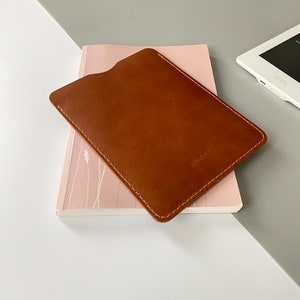 E-reader and tablet leather sleeve in cognac brown, available for Kindle, Tolino, Kobo and PocketBook devices and for smaller tablets imagem 5
