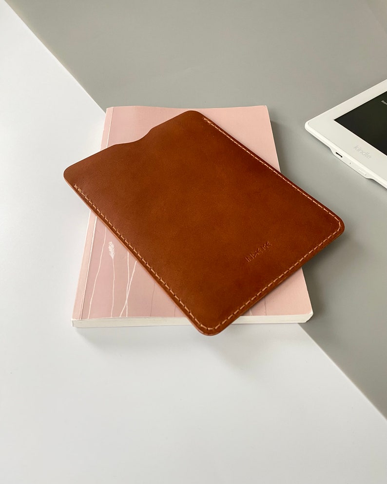 E-reader and tablet leather sleeve in cognac brown, available for Kindle, Tolino, Kobo and PocketBook devices and for smaller tablets imagem 5