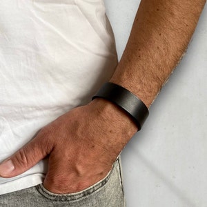 Herenarmband van robuust premium leer in chique zwart, personaliseerbaar en perfect als cadeau