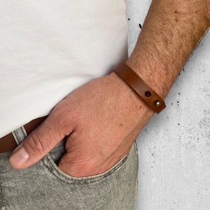 Elegant size adjustable leather bracelet men cognac brown, personalizable