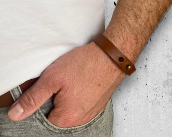 Elegant size adjustable leather bracelet men cognac brown, personalizable