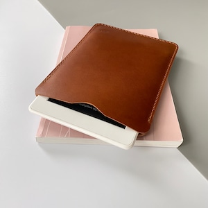 E-reader and tablet leather sleeve in cognac brown, available for Kindle, Tolino, Kobo and PocketBook devices and for smaller tablets imagem 2