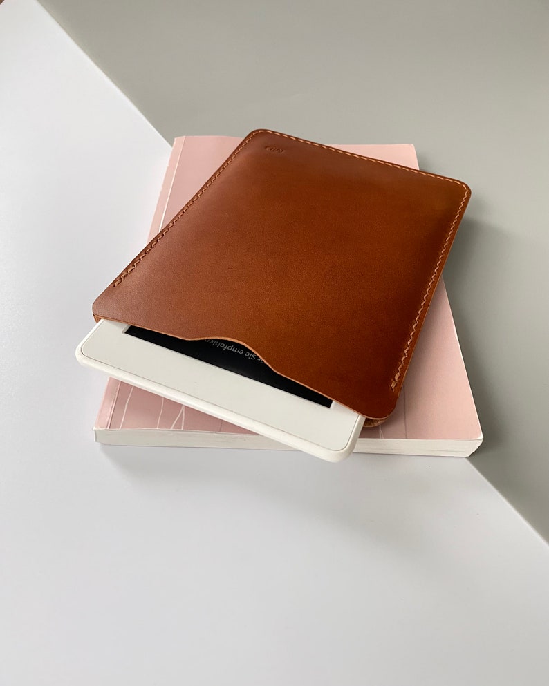 E-reader and tablet leather sleeve in cognac brown, available for Kindle, Tolino, Kobo and PocketBook devices and for smaller tablets imagem 2