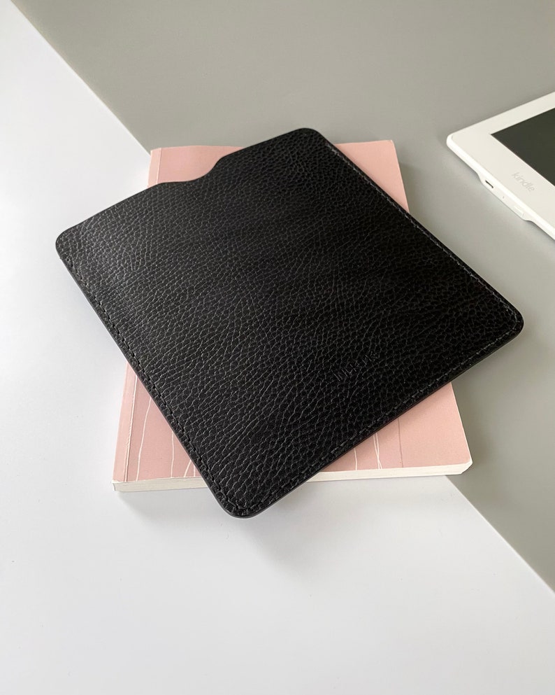 Elegante E-Reader und Tablet-Lederhülle in Schwarz für Kindle, Tolino, Kobo und PocketBook-Geräte sowie für kleinere Tablets Bild 7