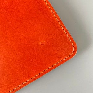 E-Reader-Lederhülle in Orange, erhältlich für Kindle, Tolino, Kobo und PocketBook E-Readern sowie für kleinere Tablets, personalisierbar Bild 9