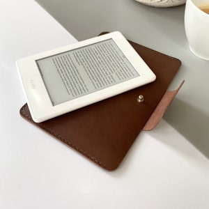 E-Reader und Tablet-Tasche aus Leder in Dunkelbraun für Kindle, Tolino, Kobo, PocketBook und Onyx Boox Geräte sowie für kleinere Tablets Bild 3