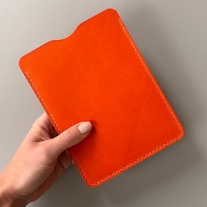 E-Reader-Lederhülle in Orange, erhältlich für Kindle, Tolino, Kobo und PocketBook E-Readern sowie für kleinere Tablets, personalisierbar Bild 8