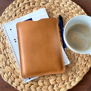 Custodia in pelle per e-reader in marrone chiaro, disponibile per e-reader Kindle, Tolino, Kobo e PocketBook, nonché per tablet più piccoli, personalizzabile