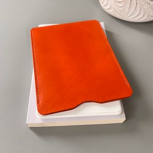 E-Reader-Lederhülle in Orange, erhältlich für Kindle, Tolino, Kobo und PocketBook E-Readern sowie für kleinere Tablets, personalisierbar Bild 4